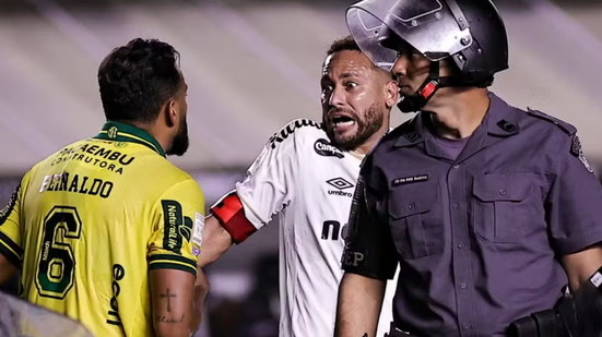 Santos será julgado no STJD após torcedor cuspir em lateral do Mirassol na Vila Belmiro - Foto: Fabio Giannelli/AGIF