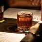 O Hideout Speakeasy, único bar do litoral paulista certificado como Embaixada Oficial do Negroni, traz novidades para a Negroni Week 2026 - Foto: Divulgação / Hideout Speakeasy