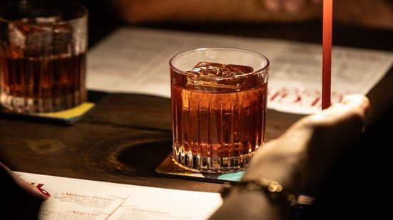 O Hideout Speakeasy, único bar do litoral paulista certificado como Embaixada Oficial do Negroni, traz novidades para a Negroni Week 2026 - Foto: Divulgação / Hideout Speakeasy