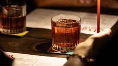 O Hideout Speakeasy, único bar do litoral paulista certificado como Embaixada Oficial do Negroni, traz novidades para a Negroni Week 2026 - Foto: Divulgação / Hideout Speakeasy
