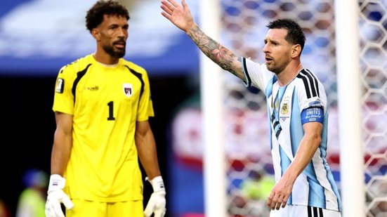 Vozinha (Cabo Verde) e Messi (Argentina), na partida - Foto: Reprodução/ FIFA