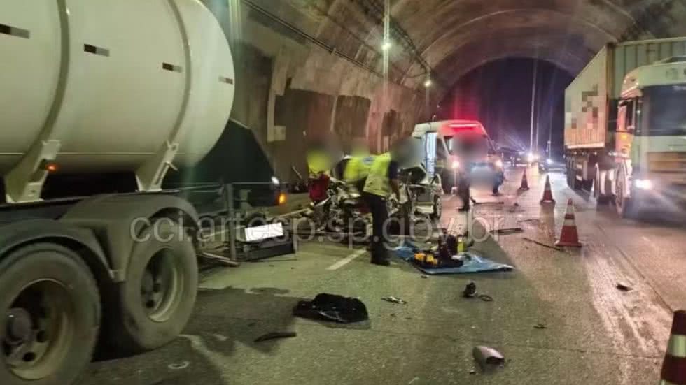 Um grave acidente na Rodovia dos Imigrantes deixou cinco feridos, incluindo um motorista preso nas ferragens após colisão entre veículos - Foto: Divulgação/ CCI Artesp