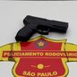Durante a abordagem, o menor jogou uma réplica de pistola na pista e foi contido pelos policiais, que apreenderam a arma falsa - Imagem: Reprodução