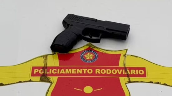 Durante a abordagem, o menor jogou uma réplica de pistola na pista e foi contido pelos policiais, que apreenderam a arma falsa - Imagem: Reprodução