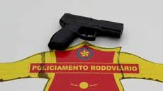 Durante a abordagem, o menor jogou uma réplica de pistola na pista e foi contido pelos policiais, que apreenderam a arma falsa - Imagem: Reprodução
