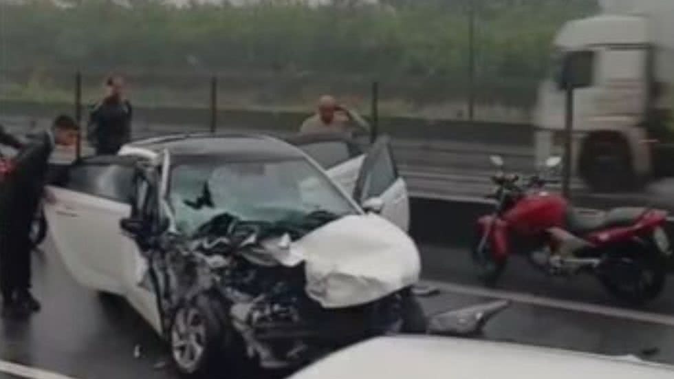 Carro ficou destruído após colidir com a traseira de um caminhão na Rodovia Cônego Domênico Rangoni; acidente deixou três jovens feridos - Foto: g1 Santos