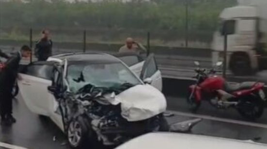 Carro ficou destruído após colidir com a traseira de um caminhão na Rodovia Cônego Domênico Rangoni; acidente deixou três jovens feridos - Foto: g1 Santos