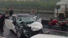Carro ficou destruído após colidir com a traseira de um caminhão na Rodovia Cônego Domênico Rangoni; acidente deixou três jovens feridos - Foto: g1 Santos