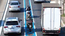 Faixas azuis funcionam como corredores de segurança, beneficiando motoboys e motoristas de aplicativo - Foto: Prefeitura de SP/ SECOM