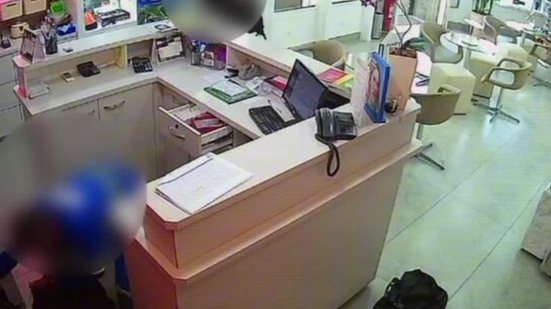 Após o assalto, as funcionárias conseguiram se libertar e acionaram a polícia, que preservou o local para a perícia - Imagem: Reprodução