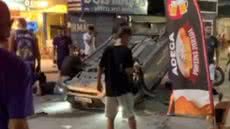 Noite de sábado foi marcada por um acidente que deixou um carro capotado e moradores preocupados na Área Continental de São Vicente - Foto: Reprodução/ Redes Sociais