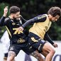 O técnico Vojvoda testa novas formações e jogadores, incluindo a volta de Zé Rafael, em preparação para o confronto na Vila Belmiro - Foto: Raul Baretta/ Santos FC