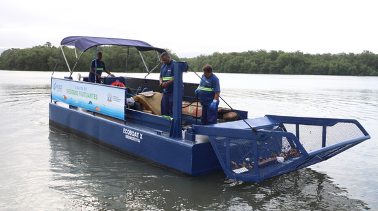 Operado pela Sesurb, o ecoboat filtra a água e captura detritos, evitando que o lixo chegue aos manguezais - Foto: Prefeitura de Praia Grande