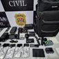 Homem foi flagrado com cinco celulares roubados, que estavam escondidos em papel alumínio para bloquear rastreamento - Foto: Divulgação/ Polícia Civil