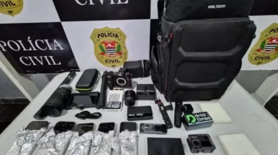 Homem foi flagrado com cinco celulares roubados, que estavam escondidos em papel alumínio para bloquear rastreamento - Foto: Divulgação/ Polícia Civil