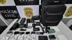 Homem foi flagrado com cinco celulares roubados, que estavam escondidos em papel alumínio para bloquear rastreamento - Foto: Divulgação/ Polícia Civil