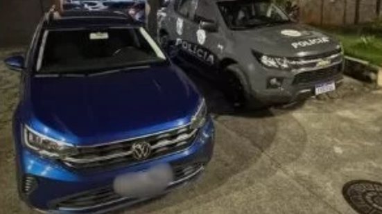 Uma fiscalização da Polícia Militar em Guarujá revela um carro clonado, escondendo sua verdadeira origem criminosa. - Foto: Divulgação/ PM