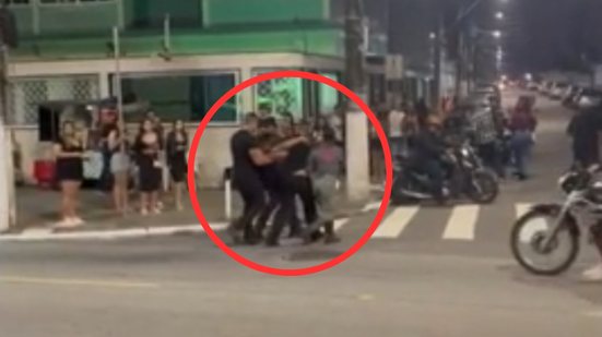 Durante uma briga em um quiosque, um policial penal atirou na perna de um homem; a Polícia Militar foi acionada para controlar a situação - Imagem: Reprodução
