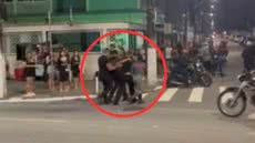 Durante uma briga em um quiosque, um policial penal atirou na perna de um homem; a Polícia Militar foi acionada para controlar a situação - Imagem: Reprodução
