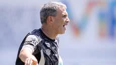 A equipe comandada por Vojvoda treina e viaja para enfrentar o Mirassol - Foto: Raul Baretta / Santos FC