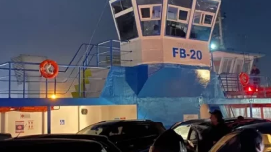 A embarcação FB-26 foi acionada para auxiliar a FB-20, garantindo a segurança dos passageiros durante o incidente - Foto: Guarujá Mil Grau