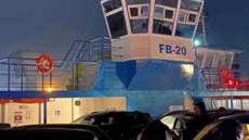 A embarcação FB-26 foi acionada para auxiliar a FB-20, garantindo a segurança dos passageiros durante o incidente - Foto: Guarujá Mil Grau
