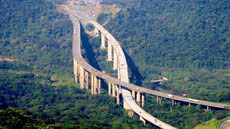 Serviços de manutenção incluem limpeza, reparos em barreiras e melhorias na drenagem, essenciais para a segurança nas estradas - Imagem: Reprodução