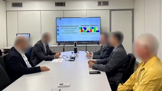 Criminosos se passam por autoridades e aplicam golpe em aposentado de 73 anos, resultando em prejuízo financeiro significativo - Foto: Reprodução