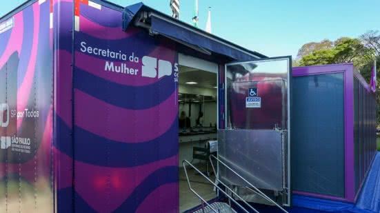 Unidades móveis oferecem exames gratuitos e cursos para mulheres, promovendo saúde e oportunidades de emprego - Foto: Divulgação/ Governo do Estado