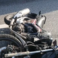 O motociclista não conseguiu desviar e colidiu com o micro-ônibus estacionado, necessitando de atendimento médico imediato - Imagem: Divulgação/Portal CCM – ARTESP