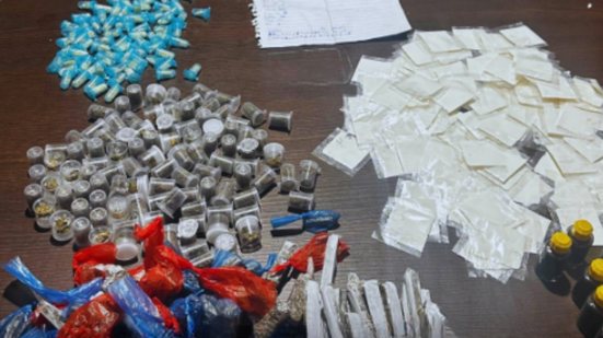 Dois homens foram detidos após tentarem escapar da polícia em área de vegetação em Itanhaém, no último domingo - Foto: Divulgação/ 29° BPMI