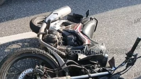 O motociclista não conseguiu desviar e colidiu com o micro-ônibus estacionado, necessitando de atendimento médico imediato - Imagem: Divulgação/Portal CCM – ARTESP