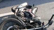 O motociclista não conseguiu desviar e colidiu com o micro-ônibus estacionado, necessitando de atendimento médico imediato - Imagem: Divulgação/Portal CCM – ARTESP