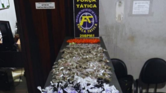 A operação da Força Tática em Itanhaém resultou na prisão de um homem e na apreensão de drogas em área de difícil acesso - Foto: Divulgação/ 29° BPMI