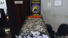 A operação da Força Tática em Itanhaém resultou na prisão de um homem e na apreensão de drogas em área de difícil acesso - Foto: Divulgação/ 29° BPMI