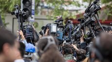 A declaração de viés ideológico não engana o leitor, mas exige um olhar crítico sobre as informações apresentadas - Imagem: Freepik