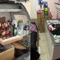 A polícia segue investigando a origem das bebidas e possíveis cúmplices envolvidos no esquema de venda ilegal em Santos - Imagem: Reprodução