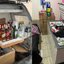 A polícia segue investigando a origem das bebidas e possíveis cúmplices envolvidos no esquema de venda ilegal em Santos - Imagem: Reprodução