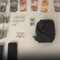 Durante a revista na residência da mulher, a polícia encontrou grandes porções de drogas e dinheiro escondidos - Imagem: Reprodução