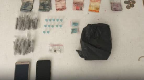 Durante a revista na residência da mulher, a polícia encontrou grandes porções de drogas e dinheiro escondidos - Imagem: Reprodução