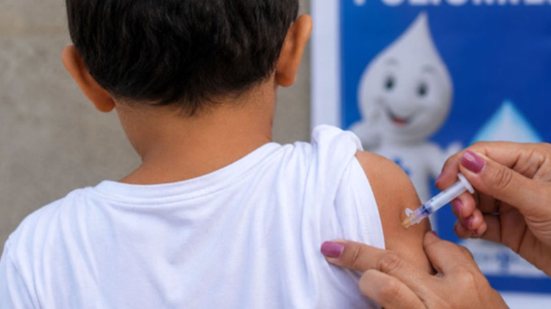 A nova diretriz do Programa Nacional de Imunizações inclui a segunda dose de reforço aos 4 anos para garantir proteção contra a poliomielite - Imagem: Divulgação / Prefeitura de Santos