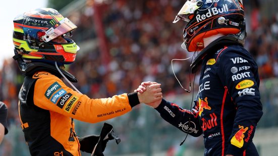 Oscar Piastri (McLaren) e Max Verstappen (Red Bull) - Foto: Mark Thompson/Getty Images