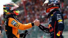 Oscar Piastri (McLaren) e Max Verstappen (Red Bull) - Foto: Mark Thompson/Getty Images
