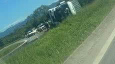 Um caminhão tombou na saída do bairro Morrinhos, causando lentidão e transtornos no tráfego local nesta manhã - Foto: Reprodução