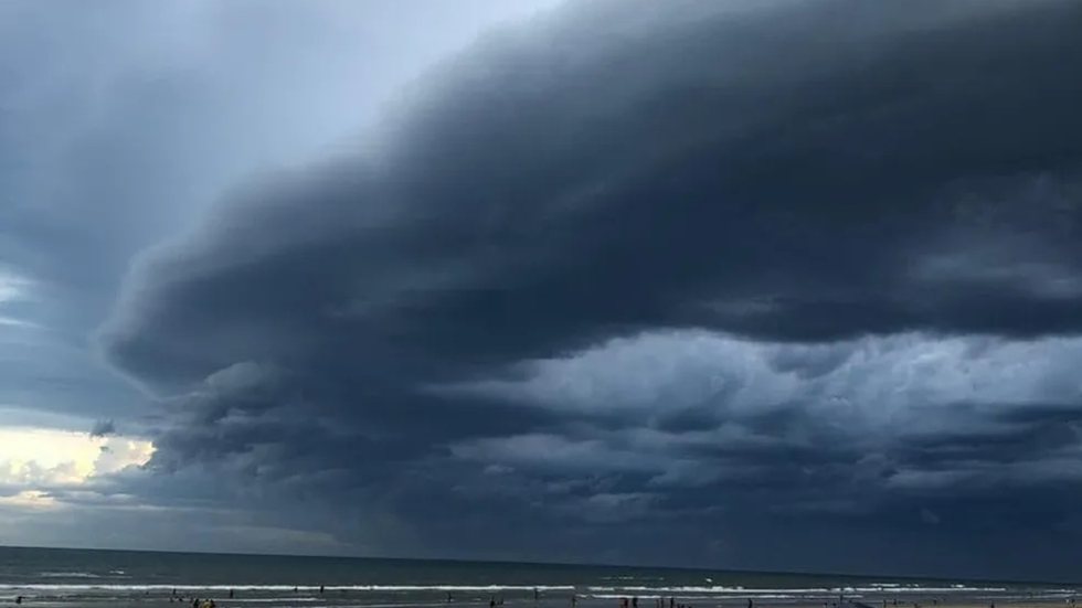 Defesa Civil alerta para riscos de inundações e danos em áreas urbanas devido a ventos e chuvas intensas - Imagem: Reprodução / Instagram: Praia Grande Mil Grau