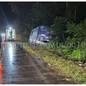 O acidente ocorreu durante uma curva acentuada em meio a forte chuva, mas todos os passageiros foram resgatados com segurança - Imagem: Divulgação / Portal CCM – ARTESP