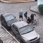 Quatro assaltantes tentaram roubar um idoso em plena luz do dia, mas fugiram ao serem surpreendidos por um homem armado - Foto: Reprodução