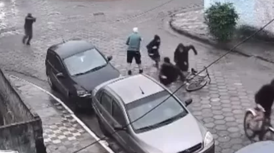 Quatro assaltantes tentaram roubar um idoso em plena luz do dia, mas fugiram ao serem surpreendidos por um homem armado - Foto: Reprodução