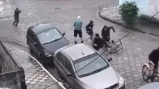 Quatro assaltantes tentaram roubar um idoso em plena luz do dia, mas fugiram ao serem surpreendidos por um homem armado - Foto: Reprodução