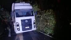 Um acidente na Rodovia Anchieta destaca os perigos do mau tempo e a sorte do motorista que escapou ileso - Foto: Reprodução